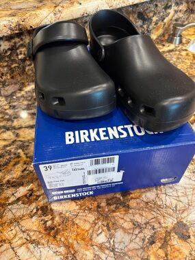 NWT- BIRKENSTOCK SHOES (39)